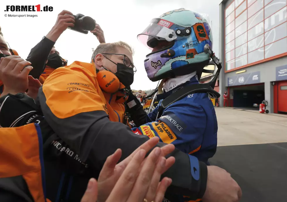 Es ist Daniel Ricciardo, der sein Debüt 2011 zwar bei HRT gab, aber trotzdem von Red Bull gesponsert war. Viel änderte sich in den Red-Bull-Jahren nicht, seit seinem Wechsel zu Renault 2019 scheint sich der Australier aber nicht so recht auf ein Design festlegen zu können. Foto zur News: Es ist Daniel Ricciardo, der sein Debüt 2011 zwar bei HRT gab, aber trotzdem von Red Bull gesponsert war. Viel änderte sich in den Red-Bull-Jahren nicht, seit seinem Wechsel zu Renault 2019 scheint sich der Australier aber nicht so recht auf ein Design festlegen zu können.