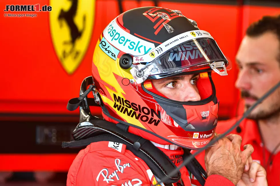 Die spanische Flagge hat es verraten: Es ist Carlos Sainz. Mit Red Bull hat der heutige Ferrari-Pilot nichts mehr zu tun und kann daher auch die spanischen Farben großzügiger auf dem Helm verteilen. Foto zur News: Die spanische Flagge hat es verraten: Es ist Carlos Sainz. Mit Red Bull hat der heutige Ferrari-Pilot nichts mehr zu tun und kann daher auch die spanischen Farben großzügiger auf dem Helm verteilen.