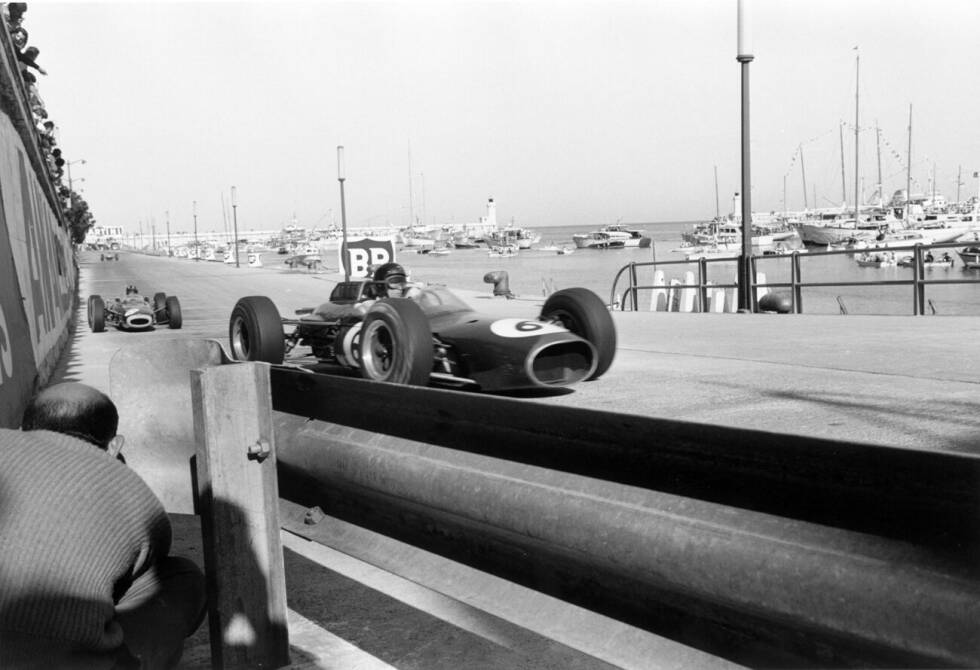 Foto zur News: 7. Dan Gurney: Dank seines guten Einstands bei Ferrari 1959 hat sich der Amerikaner in der Formel 1 bereits einen guten Ruf aufgebaut, als er 1962 erstmals am Indy 500 teilnimmt. Allerdings fährt Gurney stets lediglich vereinzelte Rennen, was der Terminkalender in der Formel 1 damals zulässt.