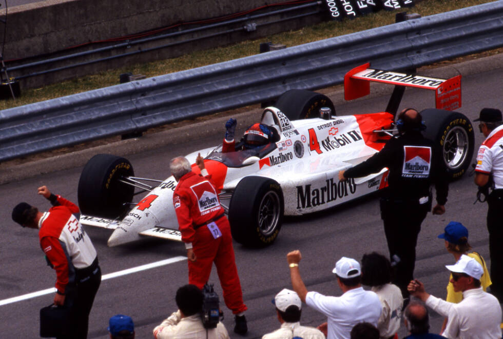 Foto zur News: Zwischen 1983 und 1996 fährt Fittipaldi in der CART-Serie, wird dabei 1989 Meister und gewinnt auch zweimal das Indy-500-Rennen - zuletzt im Alter von stolzen 46 Jahren. Im Alter von 49 hängt er seinen Helm schließlich doch irgendwann an den Nagel - nach zwei erfolgreichen Karrieren.