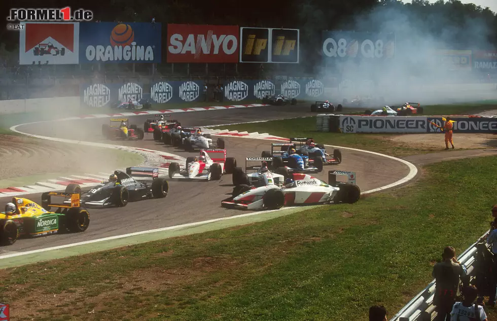 Foto zur News: Zwei Jahre später darf sich der Italiener Marco Apicella beim Heimspiel in Monza bei Jordan versuchen. Sein Debüt ist sogar noch kürzer: Schon in der ersten Kurve scheidet er nach einem Startunfall aus. Da es sein einziger Start ist, wird häufig angenommen, dass er die kürzeste Formel-1-Karriere aller Zeiten hatte. Das stimmt aber nicht!