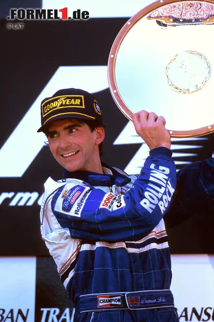Doch gegen Ende des Rennens ereilt Villeneuve ein Ölleck an seinem Fahrzeug. Hill kann auf seinen Teamkollegen aufschließen und diesen schließlich überholen. Der Brite gewinnt die ersten drei Saisonrennen, bevor am Nürburgring erstmals Villeneuve zuschlägt. Am Ende wird Hill vor Villeneuve Weltmeister. Foto zur News: Doch gegen Ende des Rennens ereilt Villeneuve ein Ölleck an seinem Fahrzeug. Hill kann auf seinen Teamkollegen aufschließen und diesen schließlich überholen. Der Brite gewinnt die ersten drei Saisonrennen, bevor am Nürburgring erstmals Villeneuve zuschlägt. Am Ende wird Hill vor Villeneuve Weltmeister.