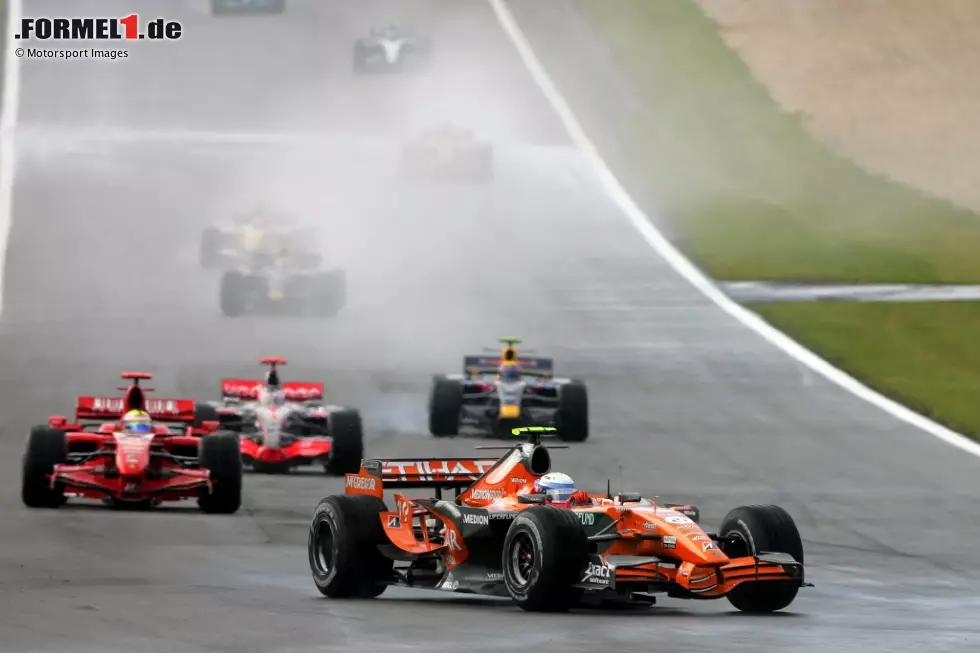 Foto zur News: Spyker zockt ob des drohenden Regens und holt Winkelhock noch in der Einführungsrunde für Full-Wets an die Box - die goldrichtige Entscheidung. Während die Konkurrenz reihenweise abfliegt und an die Box fährt, liegt der Deutsche plötzlich in seiner zweiten Formel-1-Runde in Führung. Lange hält das Märchen aber leider nicht.