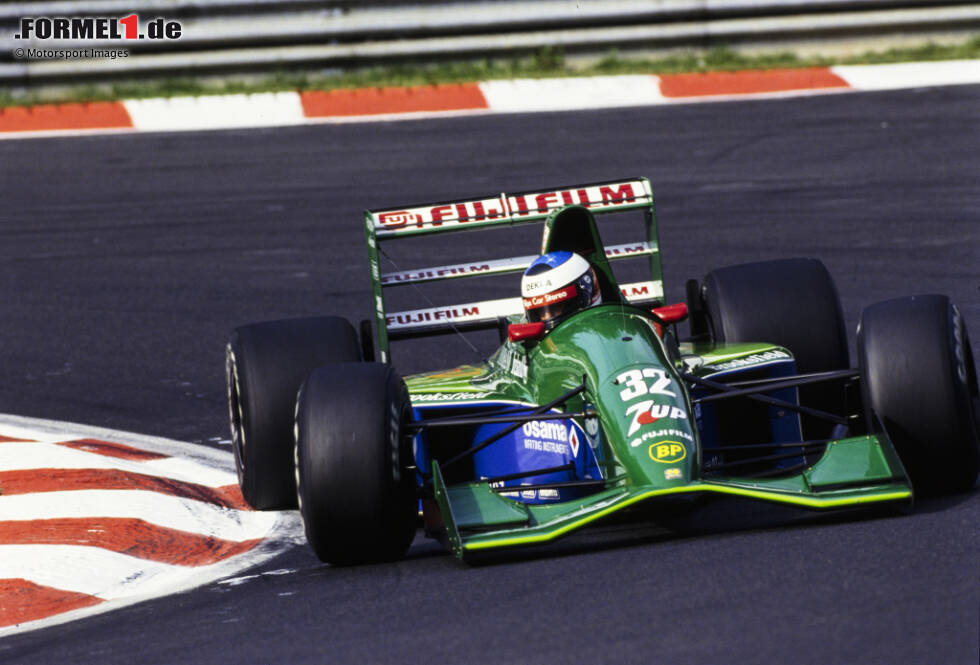 Foto zur News: Im Qualifying überrascht Schumacher mit Startplatz sieben für das kleine Team - vier Plätze vor Teamkollege Andrea de Cesaris. Im Rennen kommt er aufgrund eines Kupplungsschadens nur 500 Meter weit, hatte da aber bereits genug gezeigt, um sich für höhere Aufgaben zu empfehlen. Schon beim nächsten Rennen fährt er für Benetton.