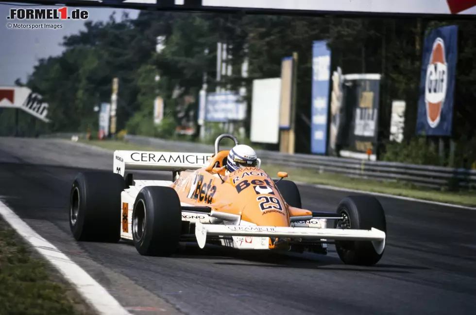 Foto zur News: Am Arrows von Riccardo Patrese steigen die Temperaturen in den roten Bereich. Er gestikuliert nach Hilfe, sein Mechaniker Dave Luckett eilt herbei - in der Annahme, dass der Start noch einmal abgebrochen werden würde. Doch das passiert nicht.