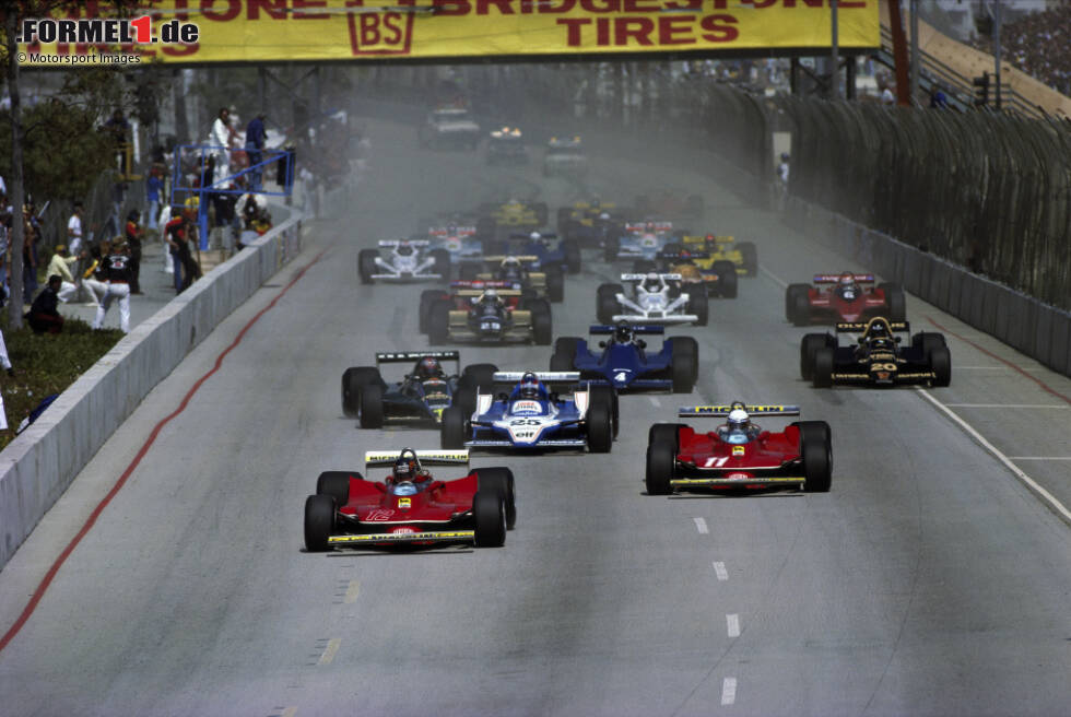 Foto zur News: Die Verwirrung ist groß im Fahrerfeld. Schließlich fahren alle zurück an die Box und warten dort auf einen neuen Startversuch. Der kommt, und Villeneuve darf seine Poleposition behalten. Er gewinnt später auch das Rennen.