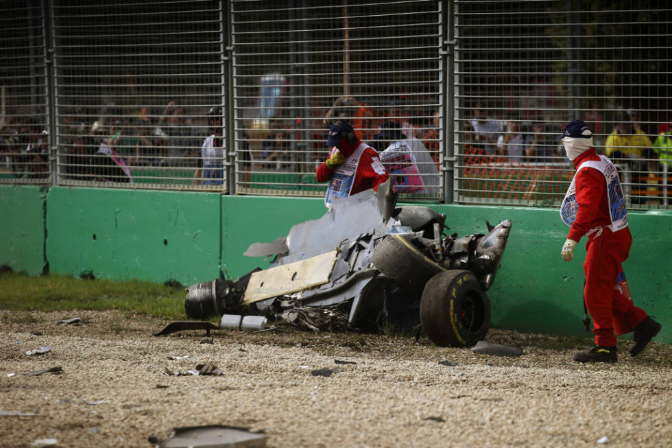 Foto zur News: 6. Fernando Alonso (Australien 2016): Einer der spektakulärsten Unfälle der vergangenen Jahre. Bei der Anfahrt auf Kurve 3 fährt Alonso auf Esteban Gutierrez - im allerersten Rennen von Haas - auf und überschlägt sich anschließend im Kiesbett. Aus der kleinen Lücke zwischen Boden und Barriere klettert der Spanier aus dem Auto.