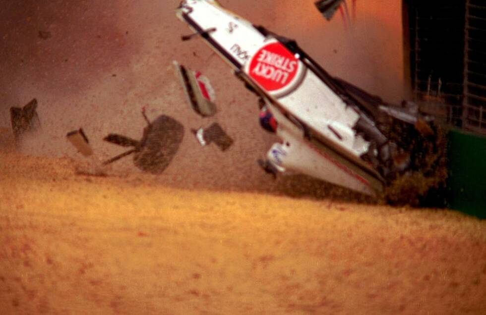 Foto zur News: 20. Jacques Villeneuve (Australien 2001): Gleich beim Saisonauftakt 2001 kommt es zur Katastrophe, als Ex-Weltmeister Villeneuve vor Kurve 3 auf Ralf Schumachers Williams auffährt. Der BAR wird in den Fangzaun geschleudert, wo ein Rad einen Streckenposten trifft, der daraufhin verstirbt.