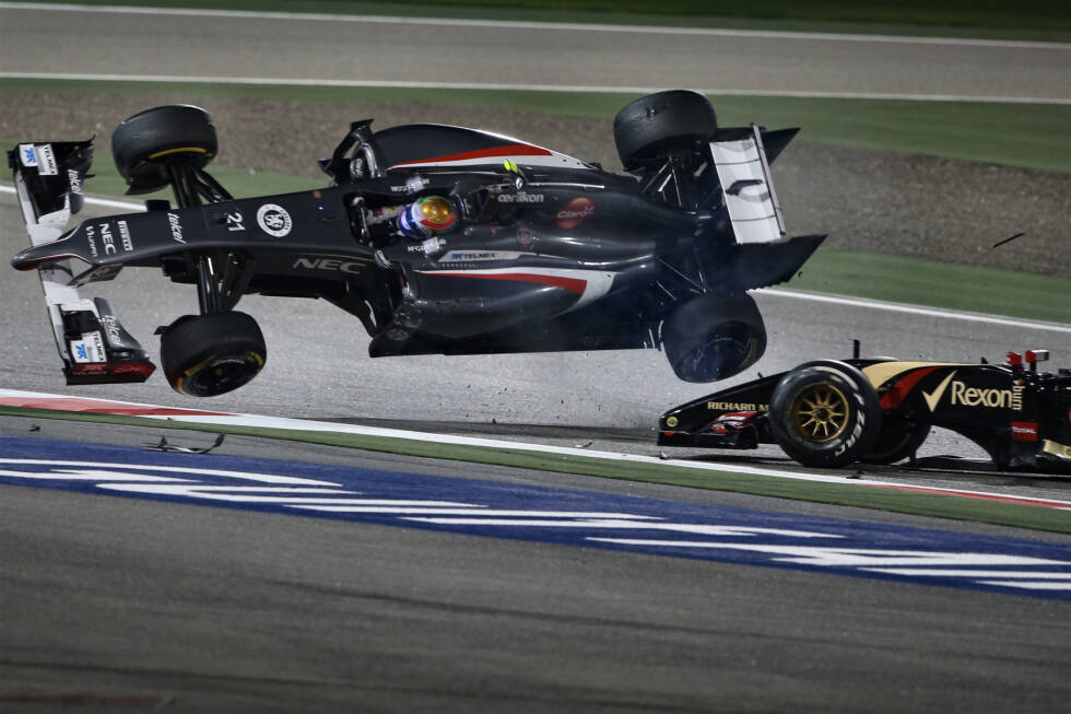 Foto zur News: 10. Esteban Gutierrez (Bahrain 2014): Keine Crash-Fotostrecke ohne Pastor Maldonado! Der Lotus-Pilot fährt in Sachir etwas zu ungestüm aus der Box und kann in Kurve 1 nicht mehr rechtzeitig bremsen, ohne den Sauber von Gutierrez zu berühren. Dieser bleibt nach einer Rolle am Streckenrand stehen.