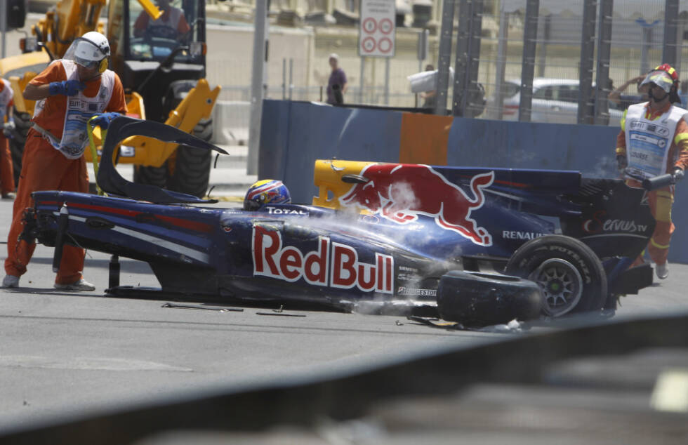 Foto zur News: 11. Mark Webber (Europa 2010): Red Bull verleiht in diesem Fall wirklich Flügel. Webber verschätzt sich beim Überrunden von Heikki Kovalainen und schießt über das Heck des Lotus in die Luft. Dort berührt er sogar ein Werbeschild, bevor er mit hoher Geschwindigkeit in die Streckenbegrenzung rauscht.
