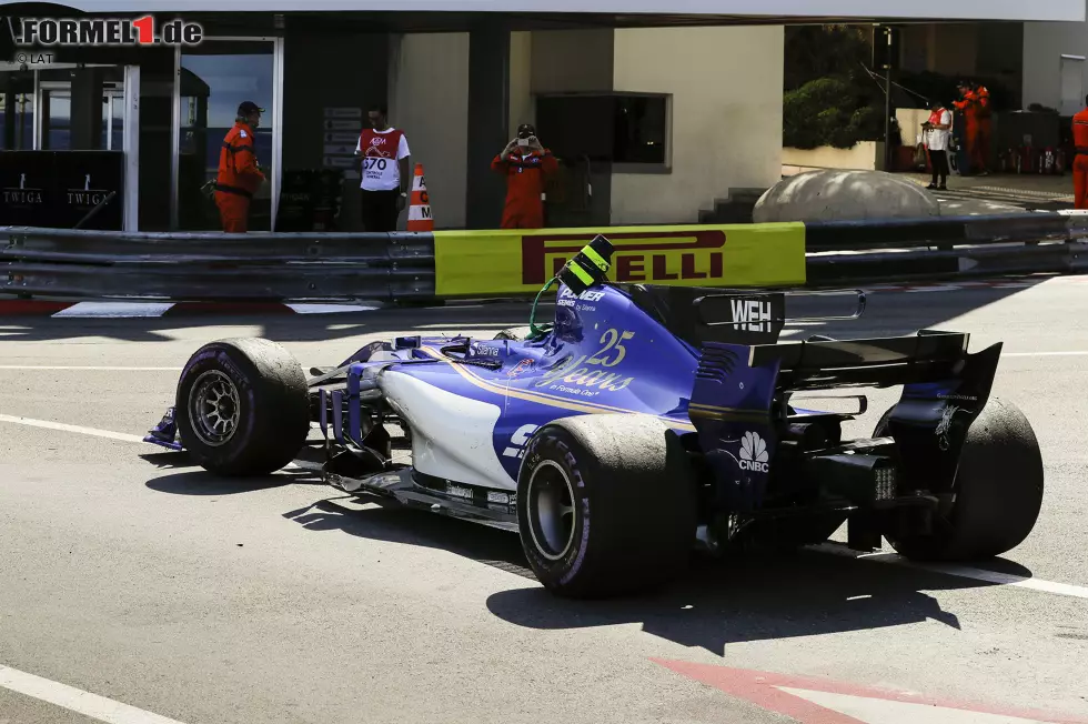 5. Pascal Wehrlein (Monaco 2017): Der Deutsche wird vor der Einfahrt in den Tunnel von Jenson Button ausgehebelt und bleibt mit seinem Sauber auf der Seite liegend in der Streckenbegrenzung stehen. Zwar fehlen noch ein paar Grad zum Überschlag, ohne die Streckenbegrenzung wären die aber noch dazugekommen. Foto zur News: 5. Pascal Wehrlein (Monaco 2017): Der Deutsche wird vor der Einfahrt in den Tunnel von Jenson Button ausgehebelt und bleibt mit seinem Sauber auf der Seite liegend in der Streckenbegrenzung stehen. Zwar fehlen noch ein paar Grad zum Überschlag, ohne die Streckenbegrenzung wären die aber noch dazugekommen.