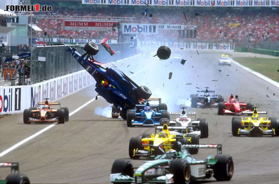 19. Luciano Burti (Deutschland 2001): An diesen Unfall dürften sich vor allem "Schumi"-Fans erinnern, denn Schumacher kommt beim Heimspiel mit Getriebeproblemen nur schlecht vom Start weg, bevor Burti auf den Ferrari knallt. Das Rennen wird abgebrochen, beide nehmen den Neustart im Ersatzauto in Angriff - und scheiden später trotzdem aus. Foto zur News: 19. Luciano Burti (Deutschland 2001): An diesen Unfall dürften sich vor allem "Schumi"-Fans erinnern, denn Schumacher kommt beim Heimspiel mit Getriebeproblemen nur schlecht vom Start weg, bevor Burti auf den Ferrari knallt. Das Rennen wird abgebrochen, beide nehmen den Neustart im Ersatzauto in Angriff - und scheiden später trotzdem aus.