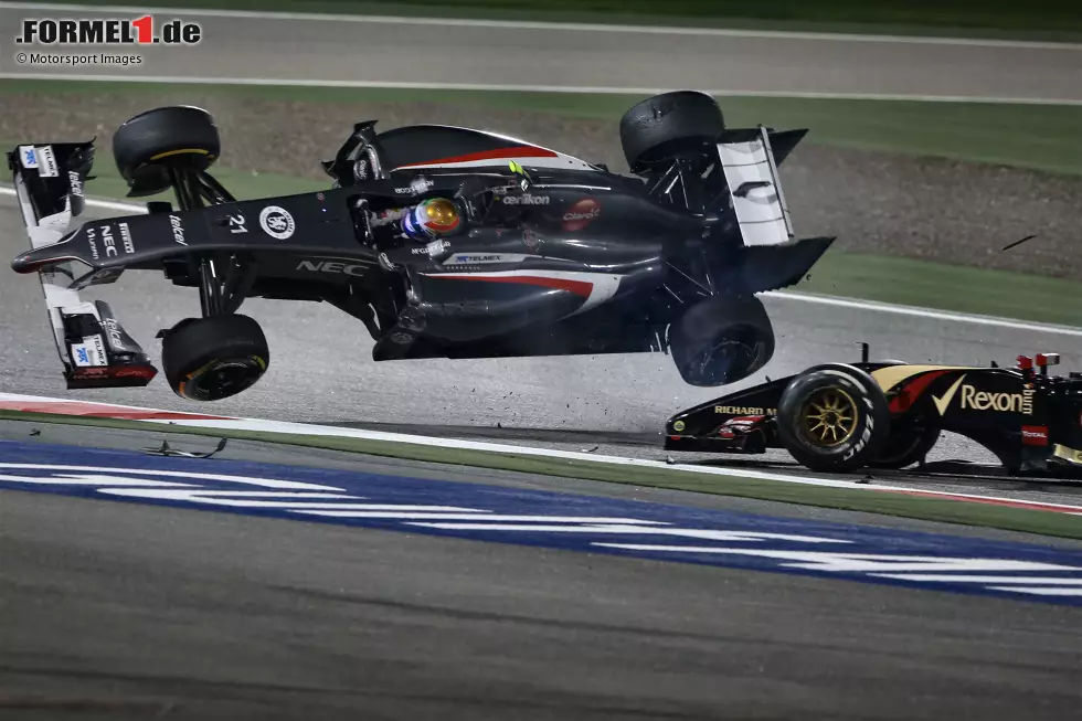 10. Esteban Gutierrez (Bahrain 2014): Keine Crash-Fotostrecke ohne Pastor Maldonado! Der Lotus-Pilot fährt in Sachir etwas zu ungestüm aus der Box und kann in Kurve 1 nicht mehr rechtzeitig bremsen, ohne den Sauber von Gutierrez zu berühren. Dieser bleibt nach einer Rolle am Streckenrand stehen. Foto zur News: 10. Esteban Gutierrez (Bahrain 2014): Keine Crash-Fotostrecke ohne Pastor Maldonado! Der Lotus-Pilot fährt in Sachir etwas zu ungestüm aus der Box und kann in Kurve 1 nicht mehr rechtzeitig bremsen, ohne den Sauber von Gutierrez zu berühren. Dieser bleibt nach einer Rolle am Streckenrand stehen.