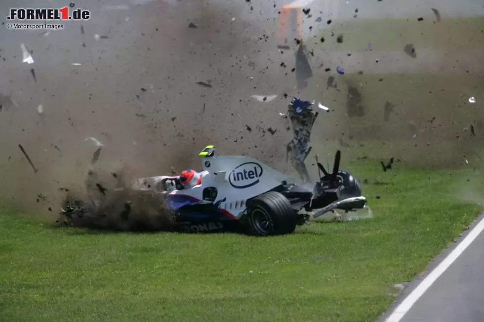 12. Robert Kubica (Kanada 2007): Der Pole hat Riesenglück, dass er leicht verletzt aus diesem Horrorcrash kommt. Nach einer Berührung mit Jarno Trulli fährt er in stumpfem Winkel in die Betonmauer. Aus dem Wrack ragen sogar seine Füße heraus. Doch Kubica fällt lediglich ein Rennen aus und gewinnt ein Jahr später hier seinen ersten GP. Foto zur News: 12. Robert Kubica (Kanada 2007): Der Pole hat Riesenglück, dass er leicht verletzt aus diesem Horrorcrash kommt. Nach einer Berührung mit Jarno Trulli fährt er in stumpfem Winkel in die Betonmauer. Aus dem Wrack ragen sogar seine Füße heraus. Doch Kubica fällt lediglich ein Rennen aus und gewinnt ein Jahr später hier seinen ersten GP.