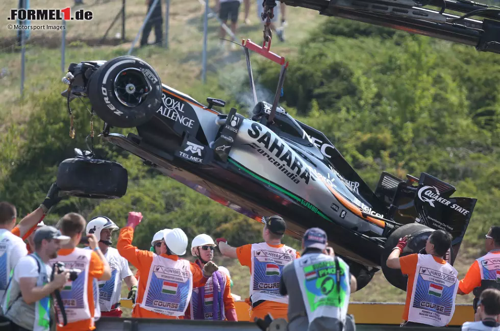 8. Sergio Perez (Ungarn 2015): Den Mexikaner erwischt es wenige Rennen zuvor sogar schon im Training. Der Force-India-Pilot kommt in FT1 auf den Astroturf und bricht sich dabei die hintere Aufhängung. Sein Fahrzeug wird in einen Dreher geschickt, der in der Leitplanke in einen Überschlag mündet, bevor das Auto kopfüber zum Stehen kommt. Foto zur News: 8. Sergio Perez (Ungarn 2015): Den Mexikaner erwischt es wenige Rennen zuvor sogar schon im Training. Der Force-India-Pilot kommt in FT1 auf den Astroturf und bricht sich dabei die hintere Aufhängung. Sein Fahrzeug wird in einen Dreher geschickt, der in der Leitplanke in einen Überschlag mündet, bevor das Auto kopfüber zum Stehen kommt.