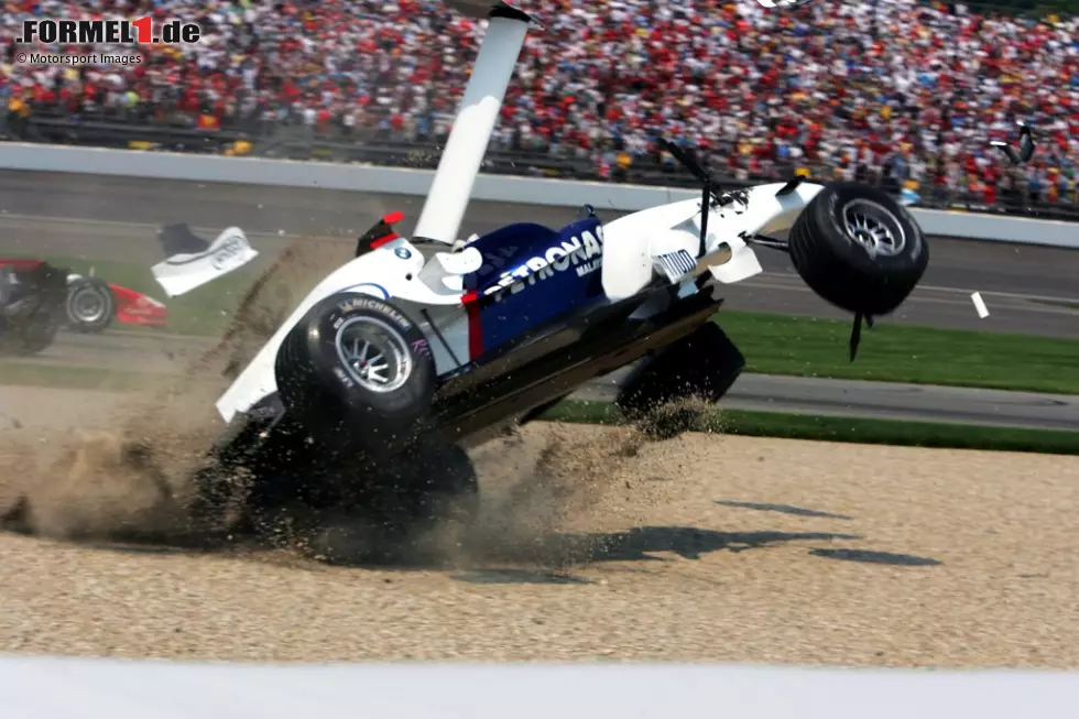 13. Nick Heidfeld (USA 2006): Beim Startcrash in Indianapolis erwischt es zahlreiche Autos, darunter auch die beiden McLaren von Räikkönen und Montoya. In einer Kettenreaktion berührt Jenson Button den BMW-Sauber von Heidfeld, der sich im Kiebett mehrfach überschlägt. Insgesamt scheiden sieben Fahrer in Runde 1 aus. Foto zur News: 13. Nick Heidfeld (USA 2006): Beim Startcrash in Indianapolis erwischt es zahlreiche Autos, darunter auch die beiden McLaren von Räikkönen und Montoya. In einer Kettenreaktion berührt Jenson Button den BMW-Sauber von Heidfeld, der sich im Kiebett mehrfach überschlägt. Insgesamt scheiden sieben Fahrer in Runde 1 aus.