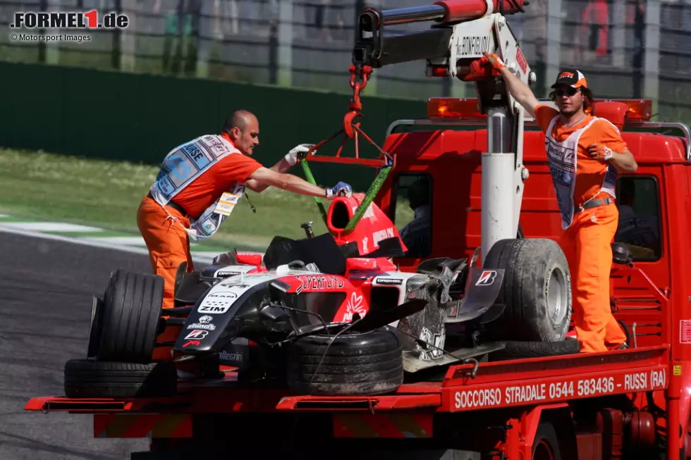15. Christijan Albers (San Marino 2006): Der Japaner Yuji Ide scheint 2006 in der Formel 1 überfordert zu sein. Ausbaden muss das in Imola vor allem Albers, dessen Midland in Runde 1 von Ide getroffen wird. Für den Super-Aguri-Piloten ist es der letzte Formel-1-Einsatz: Die FIA entzieht ihm die Superlizenz. Foto zur News: 15. Christijan Albers (San Marino 2006): Der Japaner Yuji Ide scheint 2006 in der Formel 1 überfordert zu sein. Ausbaden muss das in Imola vor allem Albers, dessen Midland in Runde 1 von Ide getroffen wird. Für den Super-Aguri-Piloten ist es der letzte Formel-1-Einsatz: Die FIA entzieht ihm die Superlizenz.