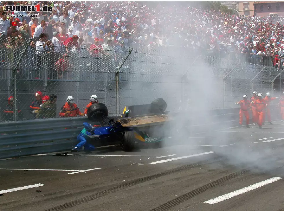 17. Giancarlo Fisichella (Monaco 2004): Weil ein Motorschaden von Takuma Satos BAR-Honda die Sicht stört, sieht Fisichella den langsamen McLaren von David Coulthard vor ihm nicht. Der Sauber-Pilot fährt auf seinen Kontrahenten auf und bleibt kopfüber an der Leitplanke liegen. Foto zur News: 17. Giancarlo Fisichella (Monaco 2004): Weil ein Motorschaden von Takuma Satos BAR-Honda die Sicht stört, sieht Fisichella den langsamen McLaren von David Coulthard vor ihm nicht. Der Sauber-Pilot fährt auf seinen Kontrahenten auf und bleibt kopfüber an der Leitplanke liegen.