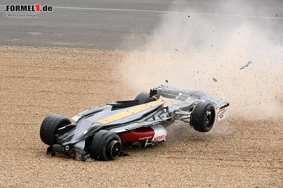 Foto zur News: 1. Guanyu Zhou (Großbritannien 2022): Schon am Start von Silverstone wird der Alfa-Romeo-Pilot Opfer einer Berührung zwischen Pierre Gasly und George Russell. Der Brite berührt Zhou, der sich überschlägt und am Ende sogar zwischen Reifenstapel und Fangzaun landet.