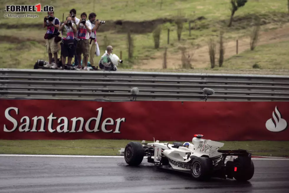 Foto zur News: Trotzdem fällt Coulthard oft genug in Runde 1 aus. Besonders bitter: Auch in seinem letzten Rennen 2008 in Brasilien ist in der zweiten Kurve Schluss. Dabei hatte Red Bull seinen Wagen extra besonders lackiert und ihm eine neue Helmkamera gegeben. Es ist nicht das Ende, das er sich erhofft hatte.