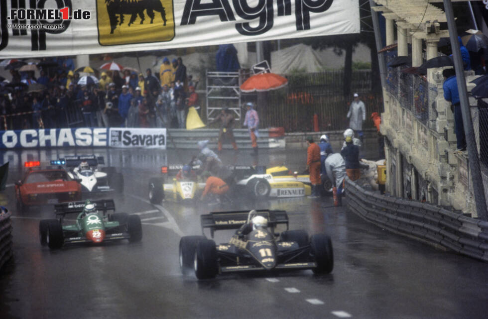 Foto zur News: In Monaco 1984 bricht sich Tambay in der ersten Kurve das Bein und muss das nächste Rennen in Kanada aussetzen. Die Aufhängung hatte sich durch sein Chassis gebohrt und den Franzosen verletzt. Am Unfall im Regen ist er aber schuldlos. Bei acht Ausfällen stehen auch Pierluigi Martini, Felipe Massa, Fernando Alonso und Mario Andretti.