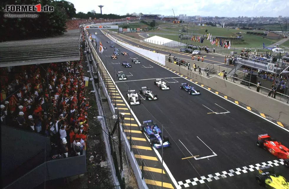 Doch es muss nicht immer ein Crash sein: In Brasilien 2001 bleibt der Finne am Start einfach stehen. Wild winkt er mit seinen Armen, um seine Gegner zu warnen. Glücklicherweise fährt niemand auf den stehenden McLaren auf, raus ist Häkkinen aber trotzdem. Foto zur News: Doch es muss nicht immer ein Crash sein: In Brasilien 2001 bleibt der Finne am Start einfach stehen. Wild winkt er mit seinen Armen, um seine Gegner zu warnen. Glücklicherweise fährt niemand auf den stehenden McLaren auf, raus ist Häkkinen aber trotzdem.