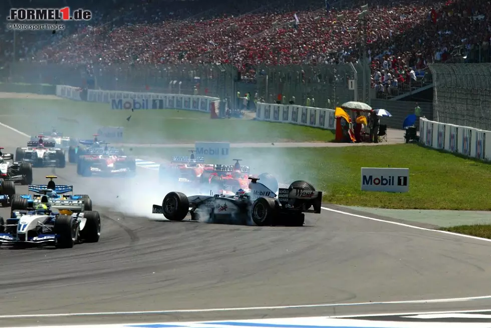Schnell vorbei ist Räikkönens Rennen auch in Deutschland 2003. Wieder wird es vor Kurve 1 zu eng, sodass sich Räikkönen, Ralf Schumacher und Rubens Barrichello berühren. Damals haftet dem Finnen so ein wenig das Image des Pechvogels an. Die Punkte fehlen am Ende zum möglichen ersten WM-Titel. Foto zur News: Schnell vorbei ist Räikkönens Rennen auch in Deutschland 2003. Wieder wird es vor Kurve 1 zu eng, sodass sich Räikkönen, Ralf Schumacher und Rubens Barrichello berühren. Damals haftet dem Finnen so ein wenig das Image des Pechvogels an. Die Punkte fehlen am Ende zum möglichen ersten WM-Titel.