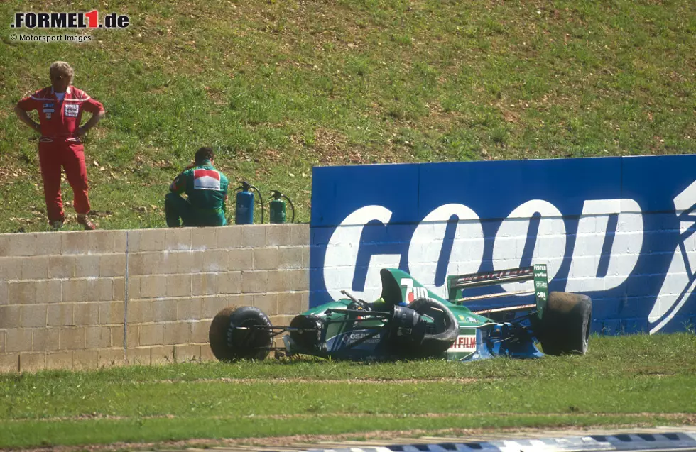 #3 Andrea de Cesaris (12 Ausfälle in 208 Rennen): Hand auf's Herz, hast du wirklich eine Ausfall-Rangliste ohne den Original-Crashkönig erwartet? Der Italiener gilt als wild und fehleranfällig, was ihm schnell den Spitznamen "de Crasheris" einbringt. Bis heute hält er den Rekord als Fahrer mit den meisten Starts ohne Sieg. Foto zur News: #3 Andrea de Cesaris (12 Ausfälle in 208 Rennen): Hand auf's Herz, hast du wirklich eine Ausfall-Rangliste ohne den Original-Crashkönig erwartet? Der Italiener gilt als wild und fehleranfällig, was ihm schnell den Spitznamen "de Crasheris" einbringt. Bis heute hält er den Rekord als Fahrer mit den meisten Starts ohne Sieg.