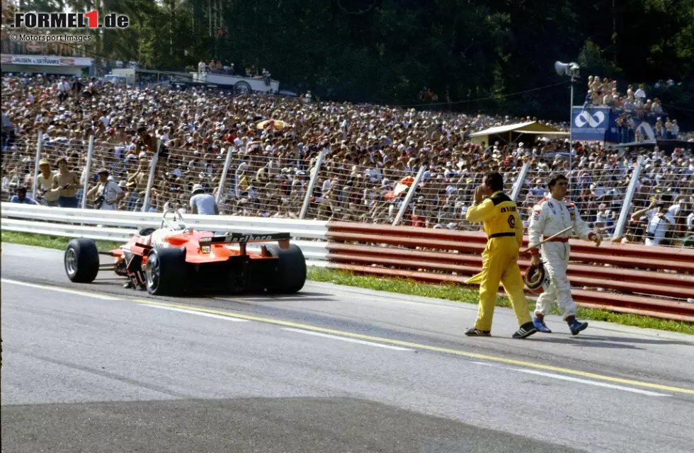 Zudem stellt er natürlich auch einige Ausfallrekorde auf: 18 mal in Folge kommt er nicht ins Ziel, 1987 sieht er nur in zwei von 16 Rennen die Zielflagge. Sein Leben lässt de Cesaris auch bei einem Unfall: Er stirbt 2014 in Italien bei einem Verkehrsunfall auf seinem Motorrad. Foto zur News: Zudem stellt er natürlich auch einige Ausfallrekorde auf: 18 mal in Folge kommt er nicht ins Ziel, 1987 sieht er nur in zwei von 16 Rennen die Zielflagge. Sein Leben lässt de Cesaris auch bei einem Unfall: Er stirbt 2014 in Italien bei einem Verkehrsunfall auf seinem Motorrad.