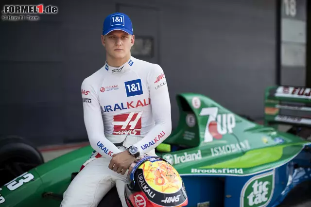 Foto zur News: Mick Schumacher durfte am Dienstag in Silverstone im Jordan 191 Platz nehmen und einige Runden auf der britischen Strecke drehen.