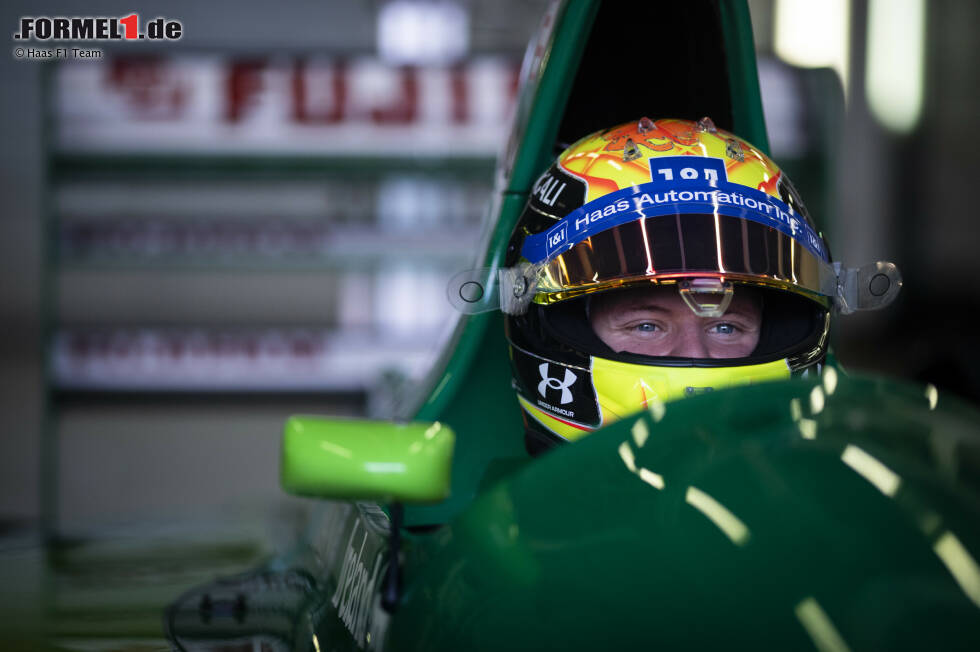 Foto zur News: Auch Sebastian Vettel schaute bei Schumachers Fahrt mal in der Garage vorbei. Die beiden Deutschen waren für einen Reifentest von Pirelli ohnehin vor Ort.