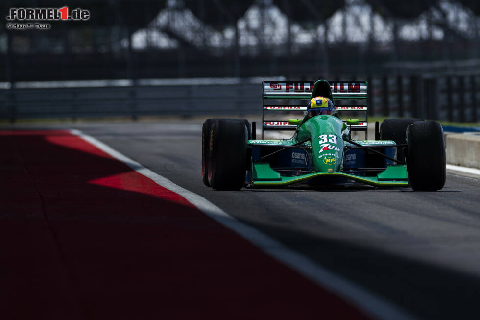 Für Mick Schumacher war es nicht das erste Mal, dass er in einem Auto seines Vaters fahren durfte: 2017 fuhr er in Belgien einen Benetton B194, 2019 in Hockenheim einen Ferrari F2004. Für Mick Schumacher war es nicht das erste Mal, dass er in einem Auto seines Vaters fahren durfte: 2017 fuhr er in Belgien einen Benetton B194, 2019 in Hockenheim einen Ferrari F2004.