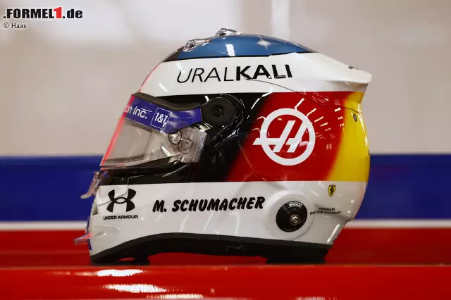 Foto zur News: "Schumi" trat damals mit einem weißen Helm an, den seitlich die Deutschland-Farben zierten und oben eine blaue Fläche mit weißen Sternen.