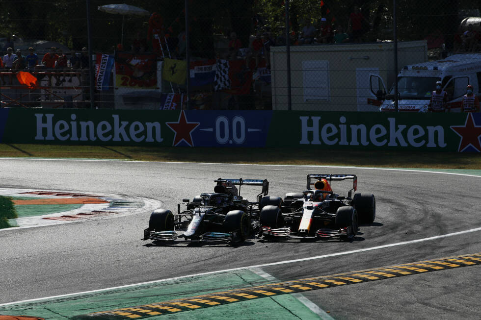 Foto zur News: Runde 26 im Italien-Grand-Prix 2021 in Monza: Mercedes-Fahrer Lewis Hamilton kommt aus der Box, Red-Bull-Fahrer Max Verstappen von hinten an - und beide fahren Seite an Seite in Kurve 1. Was dann passiert, zeigen wir hier, Bild für Bild!