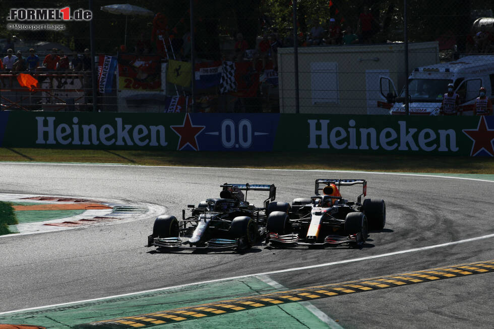 Runde 26 im Italien-Grand-Prix 2021 in Monza: Mercedes-Fahrer Lewis Hamilton kommt aus der Box, Red-Bull-Fahrer Max Verstappen von hinten an - und beide fahren Seite an Seite in Kurve 1. Was dann passiert, zeigen wir hier, Bild für Bild! Runde 26 im Italien-Grand-Prix 2021 in Monza: Mercedes-Fahrer Lewis Hamilton kommt aus der Box, Red-Bull-Fahrer Max Verstappen von hinten an - und beide fahren Seite an Seite in Kurve 1. Was dann passiert, zeigen wir hier, Bild für Bild!