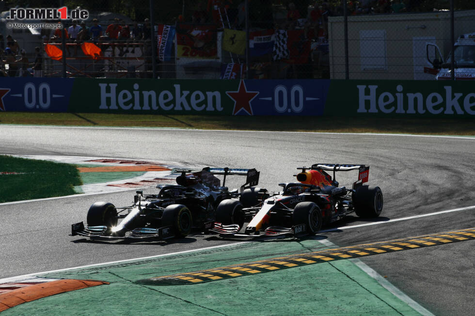 Hamilton lässt sich nach außen treiben, Verstappen geht auf der Innenseite der Platz aus und ... Hamilton lässt sich nach außen treiben, Verstappen geht auf der Innenseite der Platz aus und ...