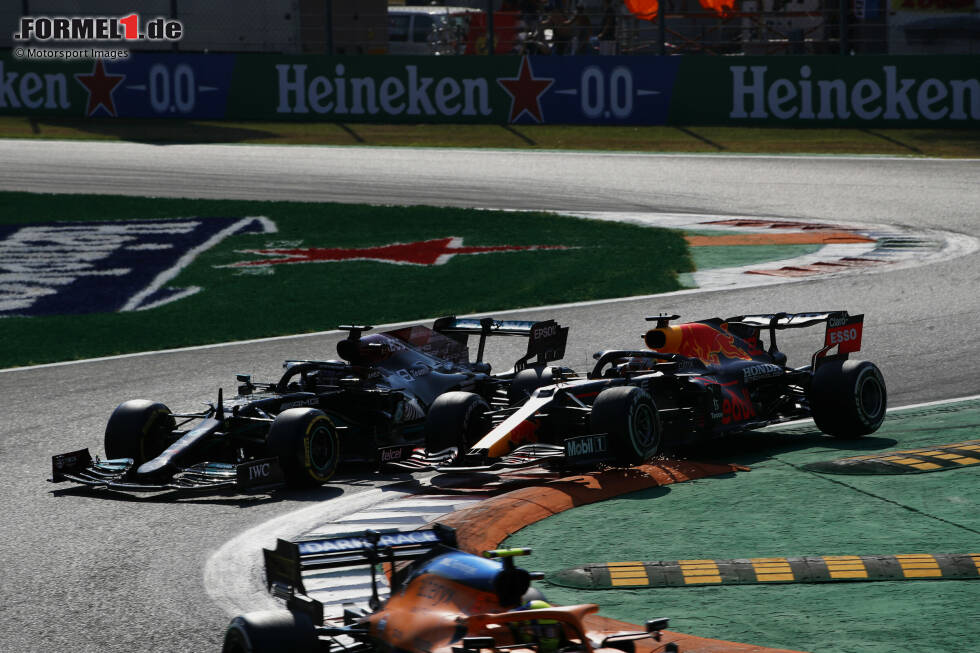 ... Verstappen erwischt links vorne den hohen Randstein am Scheitelpunkt. Dadurch steigt sein Red Bull auf und ... ... Verstappen erwischt links vorne den hohen Randstein am Scheitelpunkt. Dadurch steigt sein Red Bull auf und ...