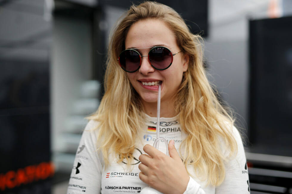 Foto zur News: Sophia Flörsch: Ihr Ziel ist weiterhin die Formel 1. Sie ist die Vierte im Bunde, die im Vorjahr in der Formel 3 unterwegs war. Allerdings gelangen ihr mit Campos ebenfalls keine Spitzenergebnisse, sodass das Formel-1-Cockpit nicht nähergerückt ist.
