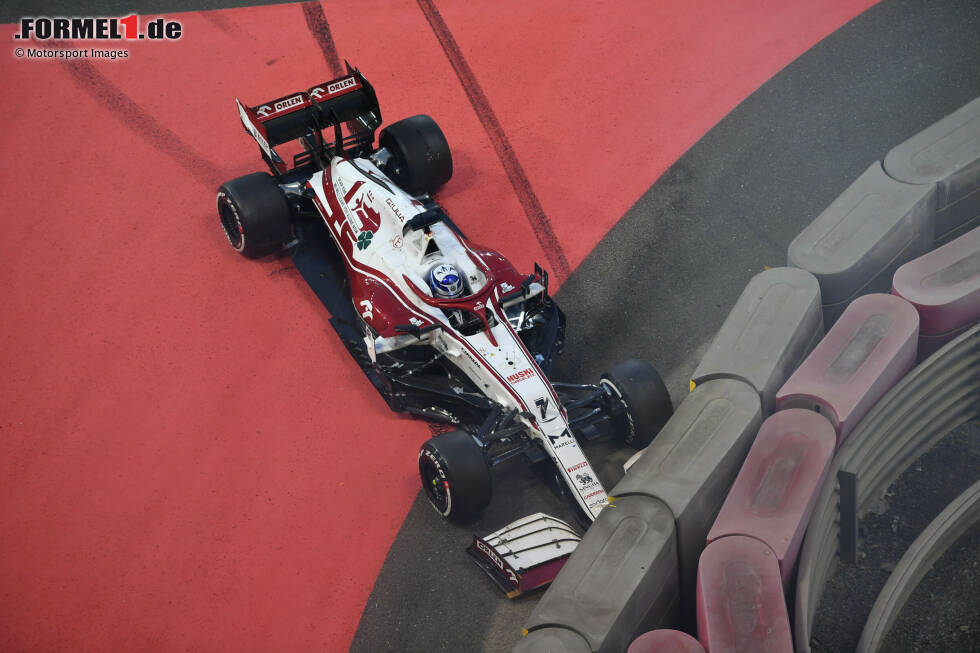 Foto zur News: Kimi Räikkönen (5): Schwache Vorstellung am Ende der Formel-1-Karriere. Unfall schon im Training, Bremsdefekt und Abflug im Rennen, dann das Aus an der Box. Hinzu kommt die Niederlage im Quali gegen Giovinazzi. Räikkönen wirkte sehr lustlos beim letzten Einsatz. Daher auch kein Happyend bei der Benotung!