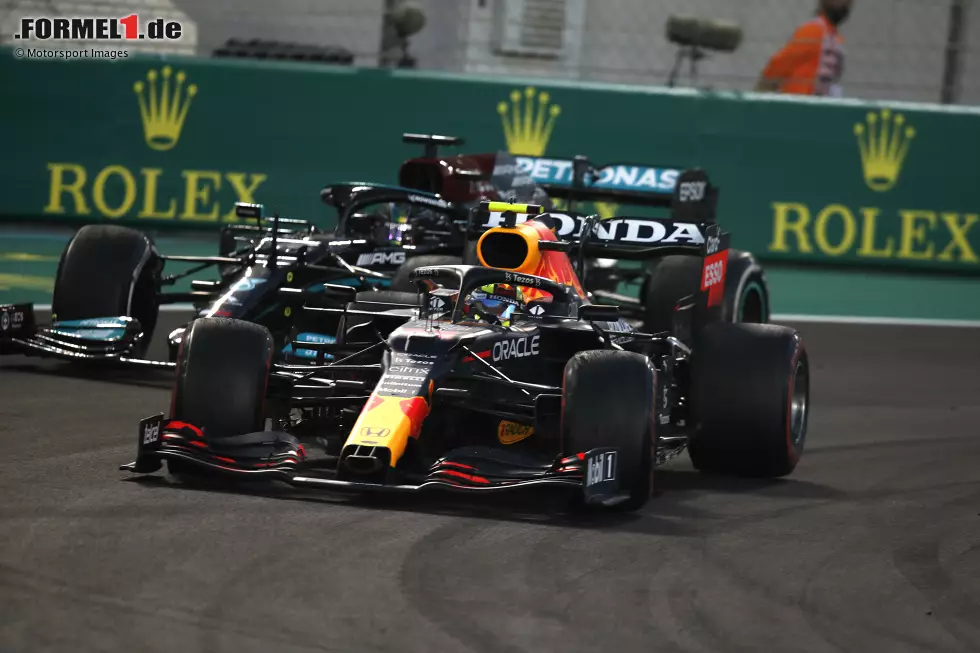 Sergio Perez (1): So geht Wingman! War der perfekte Teamkollege für Verstappen im Qualifying und im Rennen, hat beide Male sein eigenes Abschneiden geopfert. Sein Duell mit Hamilton im Grand Prix war herausragend, auf alten Soft-Reifen. Verstappen bezeichnete ihn zurecht als "Tier". Eine Glanzleistung! Foto zur News: Sergio Perez (1): So geht Wingman! War der perfekte Teamkollege für Verstappen im Qualifying und im Rennen, hat beide Male sein eigenes Abschneiden geopfert. Sein Duell mit Hamilton im Grand Prix war herausragend, auf alten Soft-Reifen. Verstappen bezeichnete ihn zurecht als "Tier". Eine Glanzleistung!