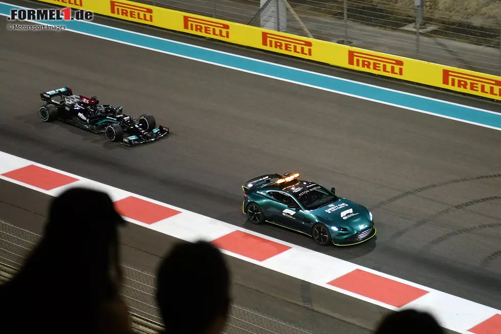 Lewis Hamilton (1): Er hat alles richtig gemacht und sich nichts vorzuwerfen. Sein Start auf Medium gegen Verstappen auf Soft war grandios, seine Führung im Rennen unangefochten. Am Ende war er machtlos gegen Verstappen auf frischen Reifen. Eine fehlerlose, eine hervorragende Vorstellung von Hamilton! Foto zur News: Lewis Hamilton (1): Er hat alles richtig gemacht und sich nichts vorzuwerfen. Sein Start auf Medium gegen Verstappen auf Soft war grandios, seine Führung im Rennen unangefochten. Am Ende war er machtlos gegen Verstappen auf frischen Reifen. Eine fehlerlose, eine hervorragende Vorstellung von Hamilton!