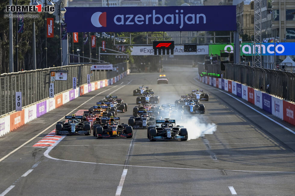 Lewis Hamilton (4): Hamilton hat durch die Szene beim Re-Start vielleicht den Sieg, mindestens aber gute Punkte verschenkt. Es haben sich aber auch schon andere bei der Bremseinstellung vertan. Da lassen wir Gnade walten. Auch, weil das Qualifying für Mercedes-Verhältnisse in Baku 2021 echt stark war. Lewis Hamilton (4): Hamilton hat durch die Szene beim Re-Start vielleicht den Sieg, mindestens aber gute Punkte verschenkt. Es haben sich aber auch schon andere bei der Bremseinstellung vertan. Da lassen wir Gnade walten. Auch, weil das Qualifying für Mercedes-Verhältnisse in Baku 2021 echt stark war.