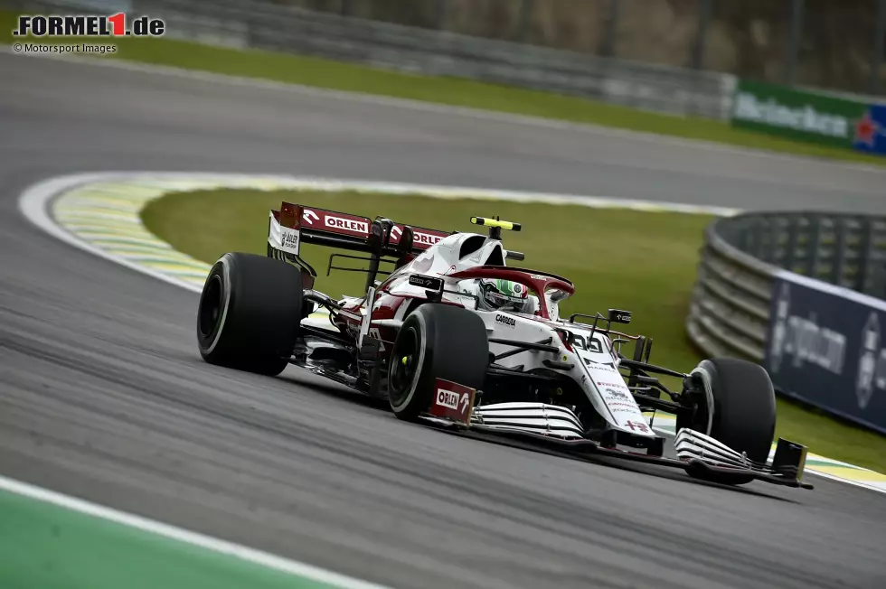 Foto zur News: Antonio Giovinazzi (4): Der langsamere der beiden Alfa-Romeo-Fahrer in Sao Paulo. Hatte ein durchweg unauffälliges Wochenende ohne besondere Höhepunkte. Negativ aufgefallen: die Kollision mit Räikkönen im Sprint. Trotz Startplatz-Vorteil hinter dem Teamkollegen im Ziel im Grand Prix. Das ist nicht berauschend.