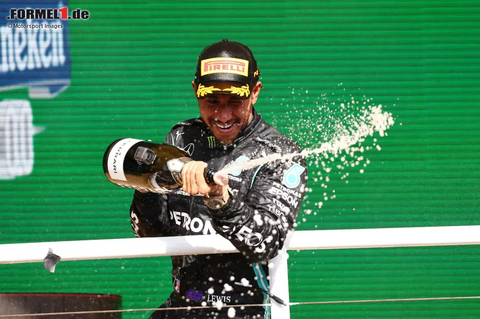 Lewis Hamilton (1): P1 im Qualifying. Disqualifiziert. Von 20 auf 5 im Sprint. Strafversetzt nach Motorentausch. Von 10 auf 1 im Grand Prix. Hat sich nicht von Verstappen kirre machen lassen, ist blitzsauber gefahren, war klar der schnellste Mann. Zur hochverdienten Eins kommt noch ein Sternchen dazu! Foto zur News: Lewis Hamilton (1): P1 im Qualifying. Disqualifiziert. Von 20 auf 5 im Sprint. Strafversetzt nach Motorentausch. Von 10 auf 1 im Grand Prix. Hat sich nicht von Verstappen kirre machen lassen, ist blitzsauber gefahren, war klar der schnellste Mann. Zur hochverdienten Eins kommt noch ein Sternchen dazu!