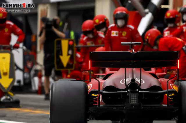 Foto zur News: Charles Leclerc (4): Das war gar nichts. Nur P7 im Qualifying, noch dazu hinter Teamkollege Carlos Sainz, der den deutlich besseren Eindruck hinterlassen hat. Im Rennen hat Leclerc die Reifen regelrecht "aufgefressen" und brauchte einen Extrastopp. P16 ist eine Enttäuschung im Ferrari.