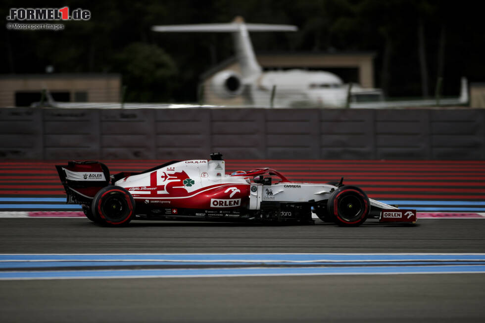 Foto zur News: Kimi Räikkönen (4): Der schwächere der beiden Alfa-Romeo-Fahrer, und im Qualifying schon nach dem ersten Segment draußen, über sechs Zehntel hinter dem Teamkollegen. Da sollte schon etwas mehr kommen vom Ex-Champion, auch wenn das Auto in Le Castellet nicht viel hergab.