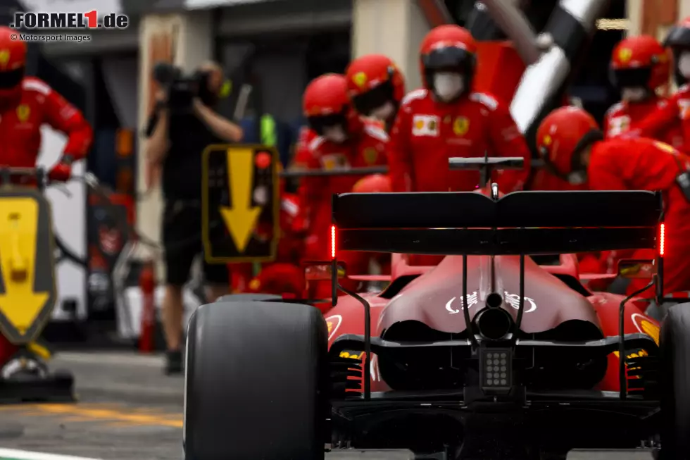 Foto zur News: Charles Leclerc (4): Das war gar nichts. Nur P7 im Qualifying, noch dazu hinter Teamkollege Carlos Sainz, der den deutlich besseren Eindruck hinterlassen hat. Im Rennen hat Leclerc die Reifen regelrecht &quot;aufgefressen&quot; und brauchte einen Extrastopp. P16 ist eine Enttäuschung im Ferrari.