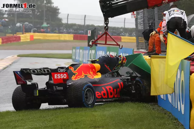 Foto zur News: Sergio Perez (5): Das war nichts für Perez in Spa. Nicht nur, dass ihm Verstappen mal wieder deutlich überlegen war (2,3 Sekunden im Qualifying!), sein Abflug bei der Fahrt in die Startaufstellung hat Red Bull Punkte gekostet. Kann passieren im Nassen, aber darf nicht - nicht jemandem mit so viel Erfahrung!