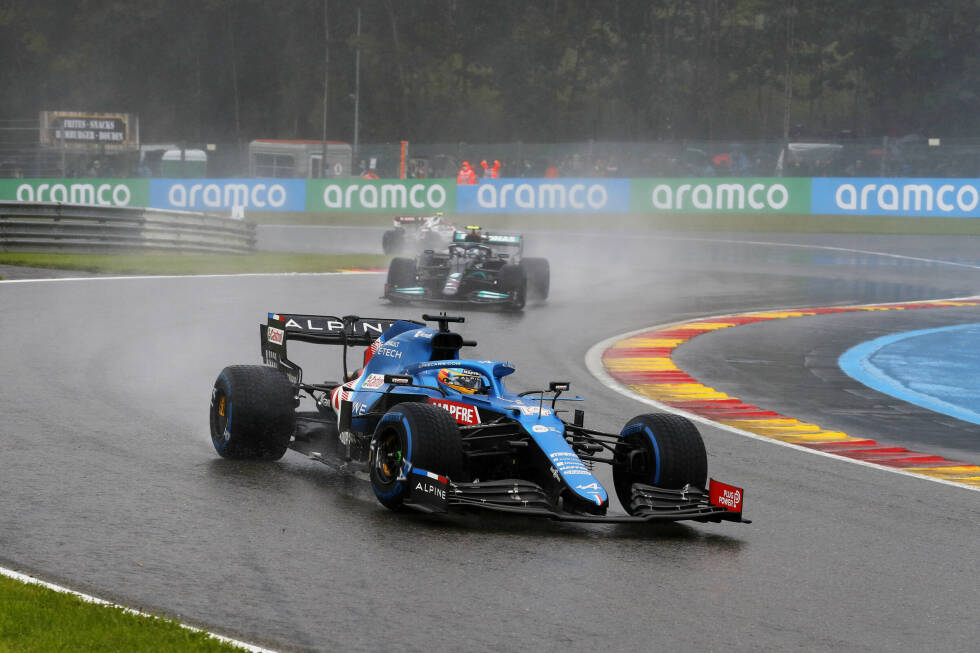 Foto zur News: Fernando Alonso (4): Hat im Qualifying beim Kampf mit Stroll seine Reifen verhunzt, dann keine gescheite Runde mehr hingekriegt und war langsamer als Teamkollege Ocon. Das kann er eigentlich besser.