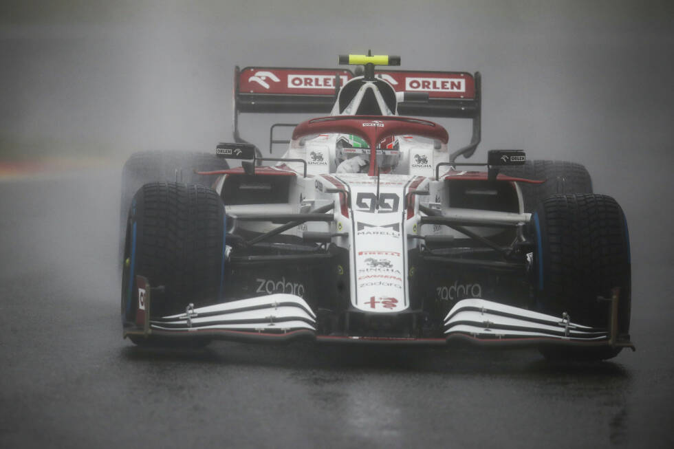 Foto zur News: Antonio Giovinazzi (4): Er war besser als Räikkönen, hat aber ebenfalls die Gelegenheit verpasst, im Regen mal aufzuzeigen. Unspektakuläres Wochenende, wenn auch ohne größere Fehler. Gibt eine Vier.
